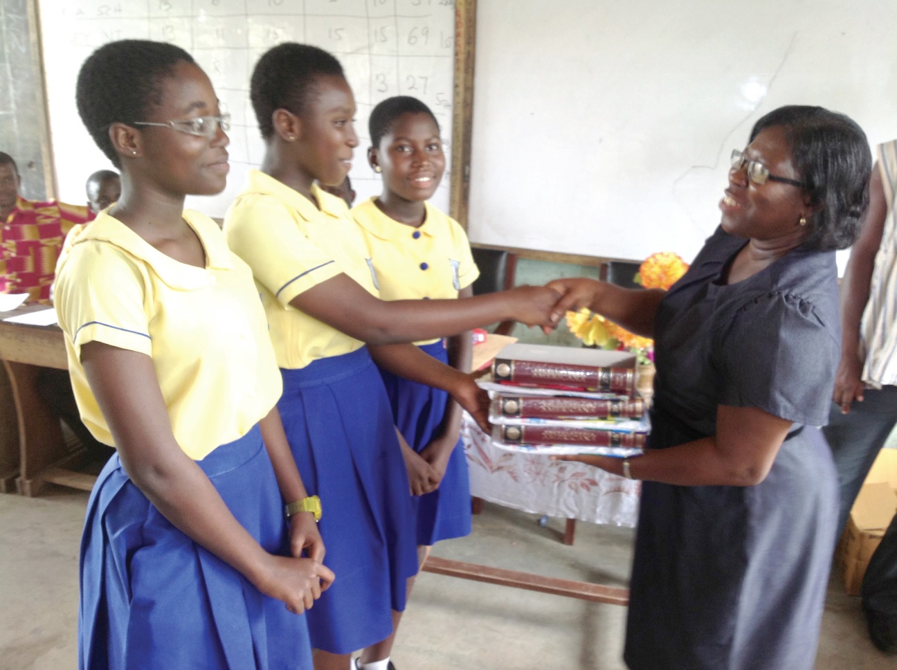 he Zonal Manageress of the Eastern and Volta Regional offices of the Graphic Communications Group Limited, Mrs Catherine Ablorh, presenting the first prize to Kristabel Adjoe of the Wesley International School.