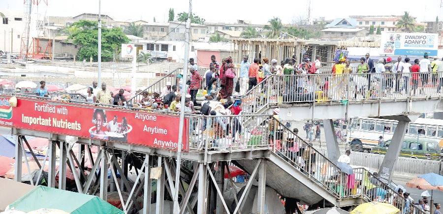 A large number of people use the bridge every day. 