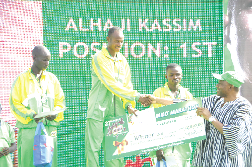 Mohammed Kassim recieving his dummy cheque from Alhaji Rashid Pelpuo, Minister of State at the Presidency flanked by Alex Kimeli (left) and Akakiya Atampuri. Picture: EMMANUEL QUAYE