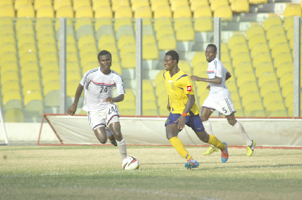 Liberty Professionals’ Tuffour Frimpong (left) and Ibrahim Samed of New Edubiase United in pursuit of  the ball. Picture: EMMANUEL QUAYE