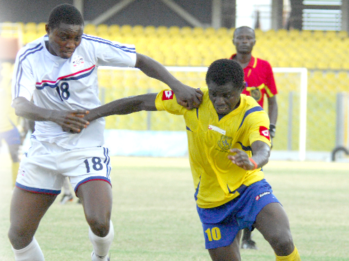 A midfield battle between Liberty Professionals’ Ofoe Ofosu (left) and Nasir Lamin of New Edubiase Picture, Emmanuel Quaye