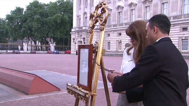 A formal bulletin confirming the birth of a baby boy has been displayed at Buckingham Palace