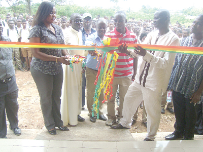 • Mr Kwasi Oppong Ababio (2n right), MCE for Sunyani, assisting Rev. Fr  Ebo (2nd left), Rector of St. James Seminary, Abesim, to cut the tape to inaugurate the sick bay. INSET: The front view of the building.