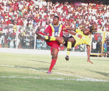 Kotoko’s Yahaya Mohammed delivers a bicycle kick away from Abraziz Abankwah