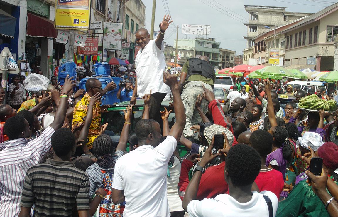 Hassan Ayariga being mobbed at Adum in Kumasi