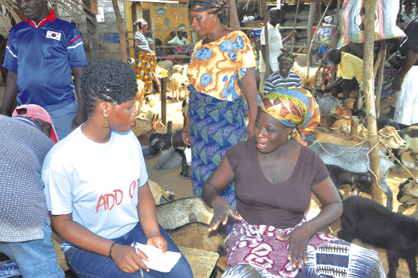 •Zenabu Issah interviewing one of the market women.