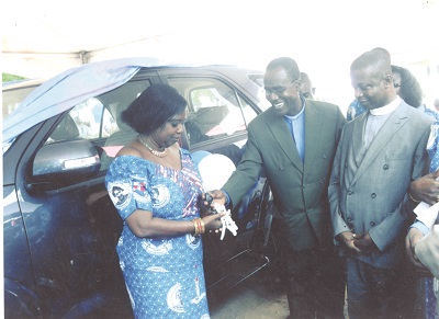 Dangme-Tongu Presbytery Chairperson, Rev. Fred Nuer  Appertey handing over the key of the vehicle to the headmistress of Krobo  Girls Senior High School, Ms Cecilia Obenewaa Appiah. Looking on is the General Manager of Presbyterian Schools, Rev. Anokye Nkansah