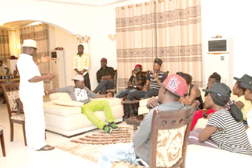 • Ivan Quashigah of Farmhouse (standing) welcomed the contestants to the Hit-Maker house.