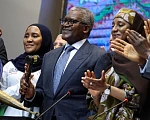 Aliko Dangote, President and Chief Executive Officer of Dangote Group holds a gavel during the opening day of Dangote Refinery's initial public offering (IPO) at the Nigerian Exchange Group (NGX Group) in Marina, Lagos, Nigeria, September 14, 2026. REUTERS/Sodiq Adelakun
