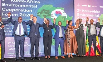 Ahmed Ibrahim (left), Minister of Local Government, Chieftaincy and Religious Affairs, declaring the forum officially open. Standing in solidarity with him are Issifu Seidu (2nd from left), Minister of State, Climate Change and Sustainability; Kyongsig Park (3rd from left), Korean Ambassador to Ghana, Some dignitaries and other participants. Picture: ERNEST KODZI