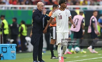 Coach De La Fuente delivers instructions to Lamine Yamal, the teenage star at the heart of Spain’s new generation and their ambitions for 2030.