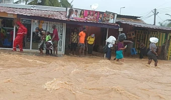 Emmanuel Kwesi Dawood Mensah (right), Central Regional NADMO Director, and other NADMO officials  visiting Ekon, an affected surburb in Cape Coast