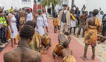 The director used a cast of more than 100 performers