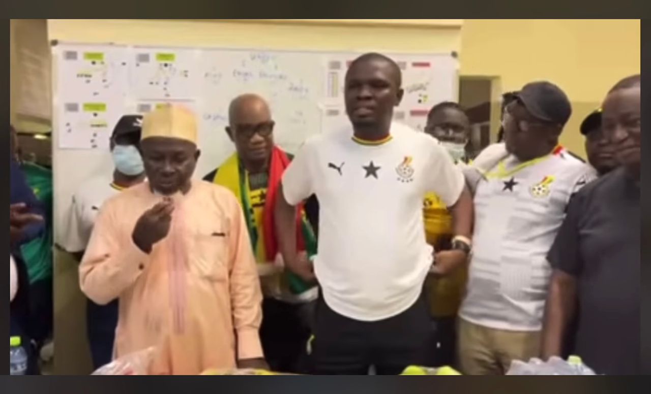 How Alhaji Gruzah cheered Black Stars when he joined the Minister of Sports and GFA President in the dressing room to congratulate them after last Friday’s spectacular game with Nigeria.