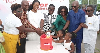 Hollistar Duah-Yentumi (3rd from left), Managing Director of SIC Insurance PLC and Model Mother, being assisted by Isaac Antwi (middle), her husband; Samuel Essel ( 2nd from left), Director of Finance, GCGL; Hadiza Nuhu-Billa Quansah (left), Assistant Editor of The Mirror, and her family to cut the cake. Picture: ELVIS NII NOI DOWUONA & ESTHER ADJORKOR ADJEI